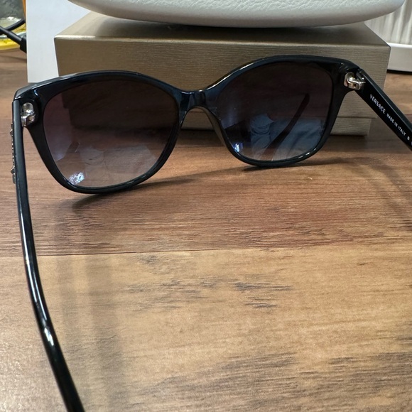 ❌SOLD❌VERSACE 4270GB1/T5 Studded Cat Eye Sunglasses Black Frame Gradient Grey - Picture 10 of 11